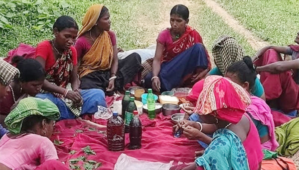 বাগান-বাড়ি সবই সামলান নারী চা শ্রমিকরা