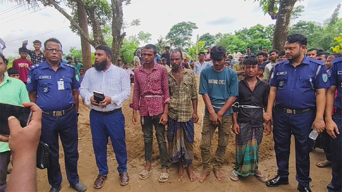 দোয়ারাবাজারে অবৈধ বালু উত্তোলন, চারজনকে ২ লাখ টাকা জরিমানা