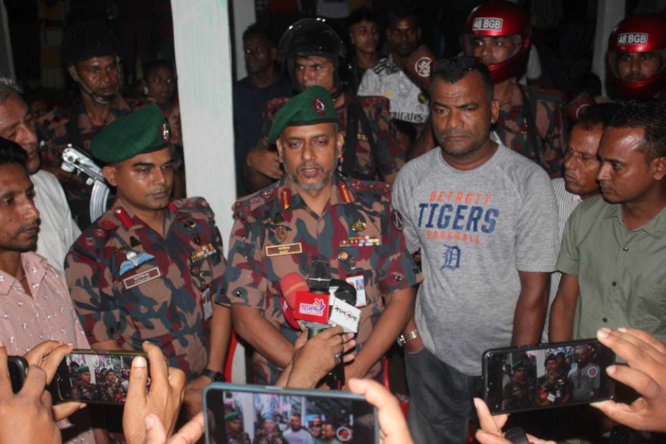 গোয়াইনঘাটে পূজা মন্ডপ পরিদর্শনে বিজিবি'র সিলেট সেক্টর কমান্ডার