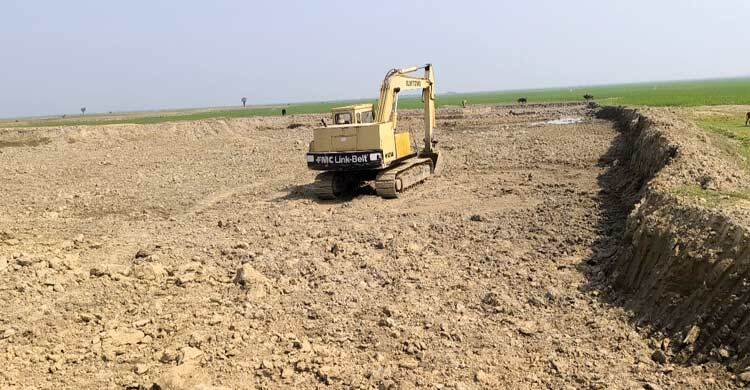 হাওরে দেদারছে চলচে মাটি কেটে বিক্রি