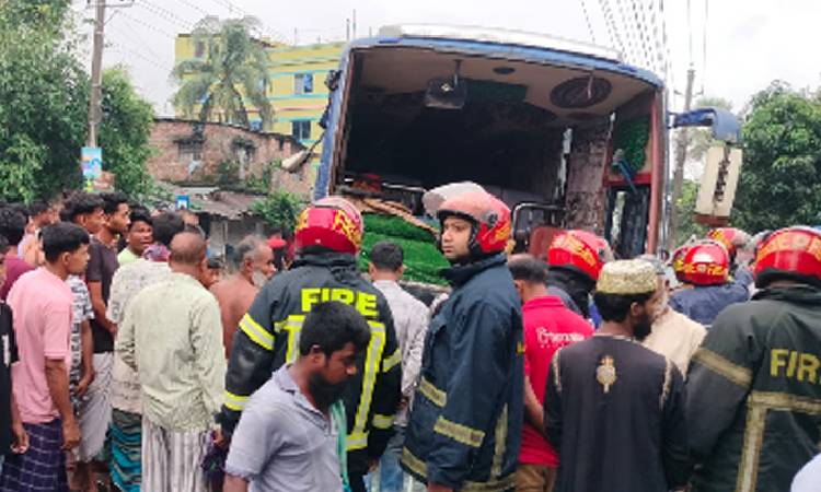 বগুড়ায় বাসচাপায় ৬ শ্রমিকের মৃ ত্যু