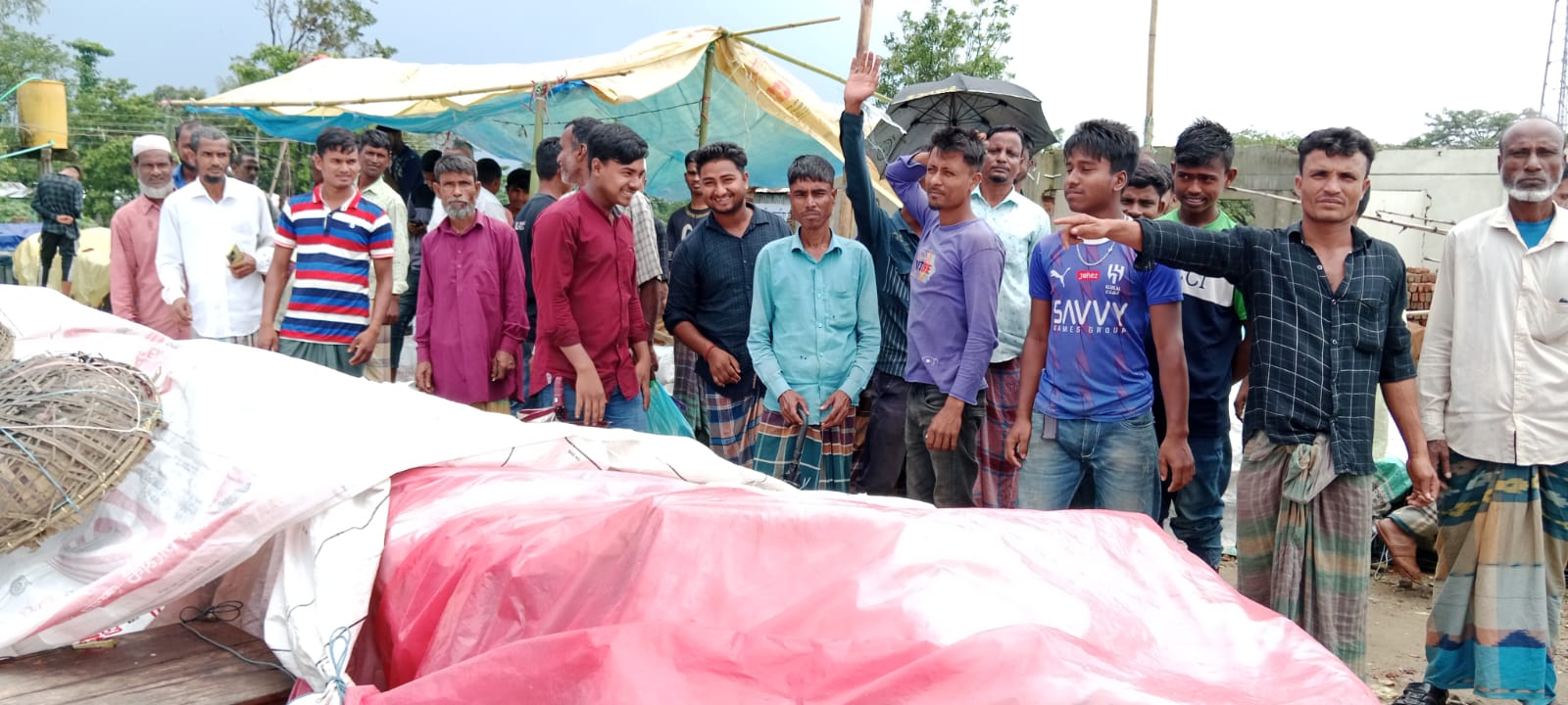সালুটিকর বাজারে ভোগান্তিতে ক্রেতারা