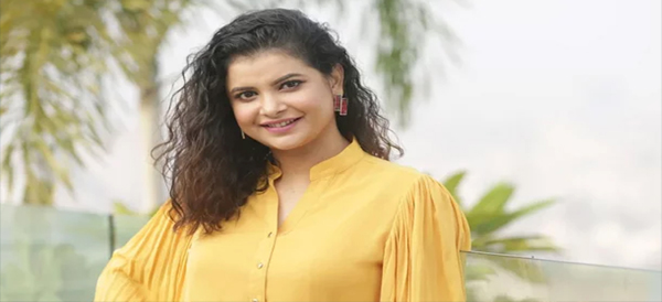 বিচারকের আসনে অভিনেত্রী শবনম ফারিয়া