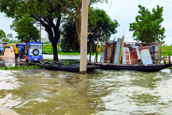 সুনামগঞ্জে দুই ইউনিয়নের মানুষের একমাত্র ভরসা হাতে বাওয়া নৌকা!