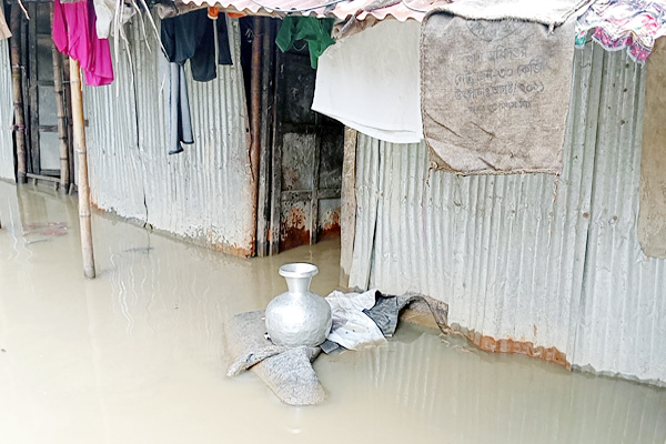 ভাঙা ঘরে জোড়াতালি দিয়ে ঘুরে দাঁড়ানোর চেষ্টায় বানভাসিরা