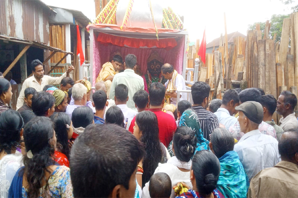 মধ্যনগরে জগন্নাথ দেবের রথে চলছে ভোগ নিবেদন