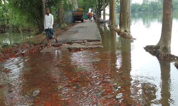 গোয়াইনঘাট সড়কে  সাকের পেকের খাল ভাঙ্গায় জনদুর্ভোগ