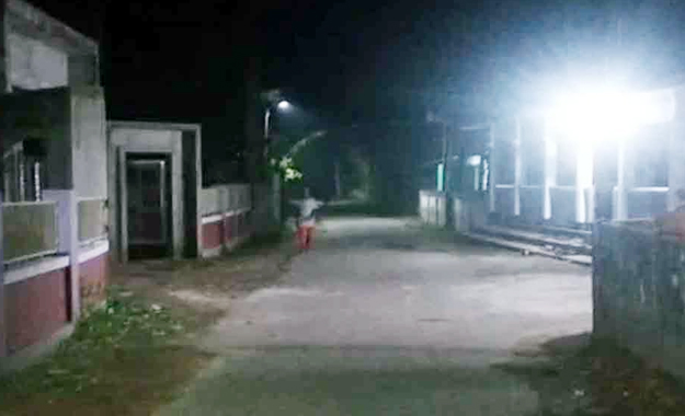 গ্রামীন সড়কে আলো ছড়াচ্ছে সৌরবিদ্যুতের বাতি