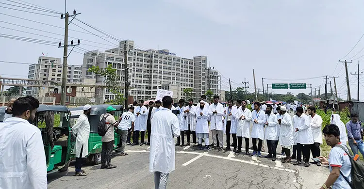 সুনামগঞ্জে হাসপাতাল চালুর দাবিতে মেডিকেল শিক্ষার্থীদের সড়ক অবরোধ