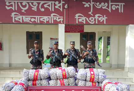 সিলেট-সুনামগঞ্জ সীমান্তে আড়াই কোটি টাকার চোরাই পণ্য জব্দ