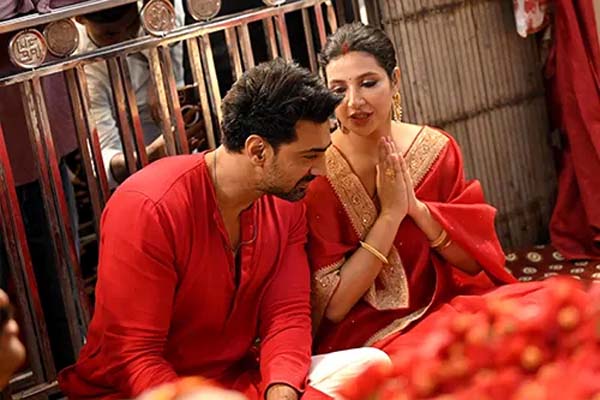 ভীড় ঠেলে শুভশ্রীকে আগলে ধরলেন দেব