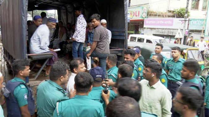 হার্ডলাইনে পুলিশ, আন্দোলন থেকে সরে দাড়ালো ব্যাটারিচালিত রিকশা চালকরা