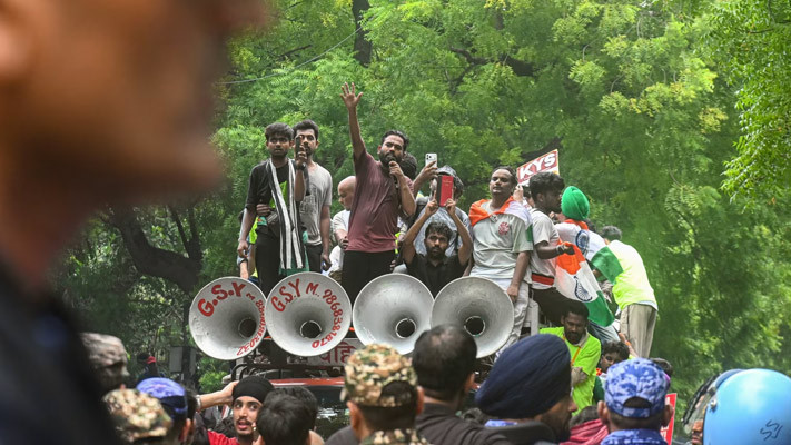 &lsquo;ককরোচ&rsquo; আন্দোলনে মোদী সরকারের প্রথম পিছু হটা, এরপর কী?