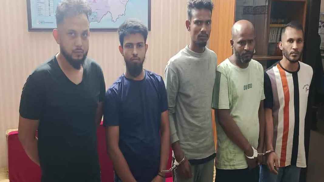 চিনি ছিনতাইকালে ছাত্রলীগ ও ছাত্রদলের ৫ নেতা আটক