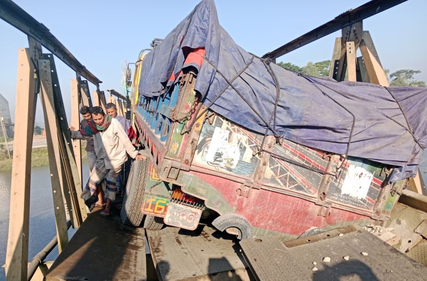 বানিয়াচংয়ে ব্রিজ ভেঙে বন্ধ যান চলাচল