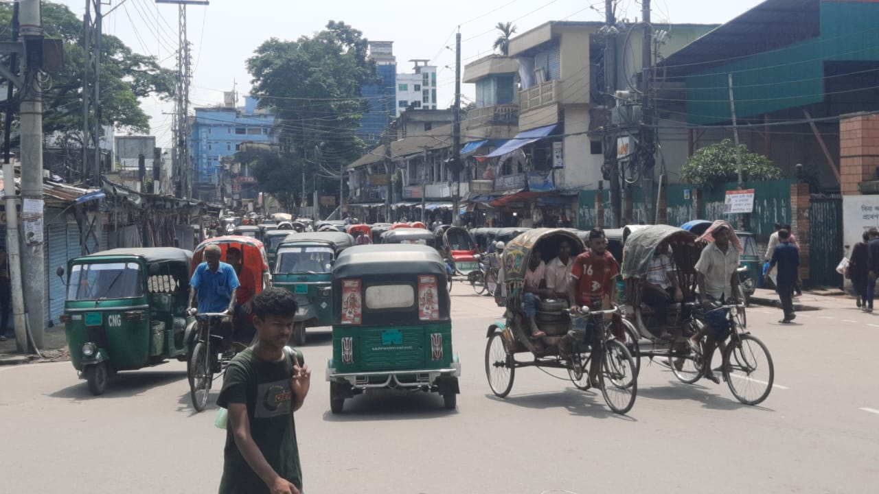 নগরে গাড়ি চলাচল স্বাভাবিক