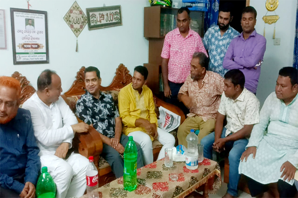 সাংবাদিক তুরাবের পরিবারের পাশে মুশফিকুল ফজল আনসারী