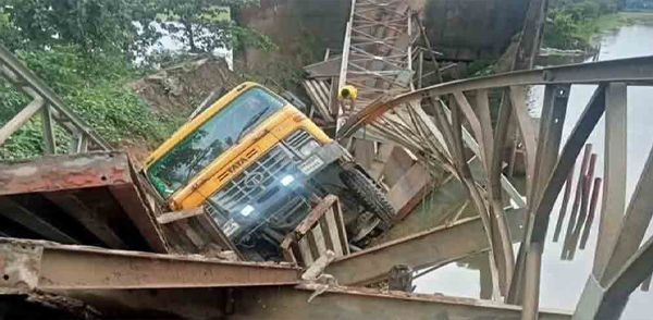 বিশ্বম্ভরপুরে সেতু ভেঙে বালুবোঝাই ট্রাক খাদে 