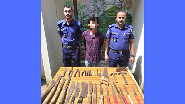 কুলাউড়ায় ডাকাতির প্রস্তুতির অভিযোগে দেশীয় অস্ত্রসহ যুবক আটক