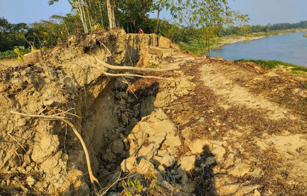 বিএসএফের বাধায় বেড়িবাঁধ নির্মাণ বন্ধ, ভয়াবহ বন্যার শঙ্কা