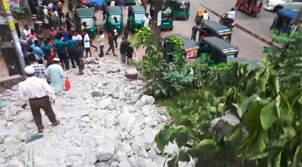 কদমতলী'র ওভারব্রিজের সিঁড়ি ভেঙে দিলো পুলিশ