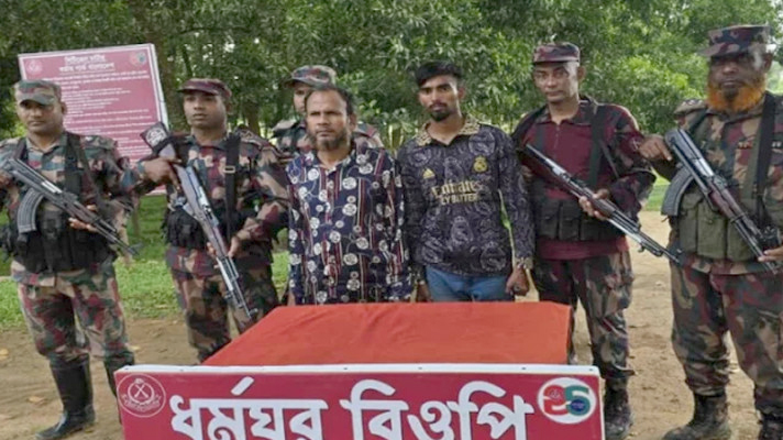 অনুপ্রবেশের দায়ে বিজিবির হাতে আটক দুই যুবক, পালাল দালালরা!