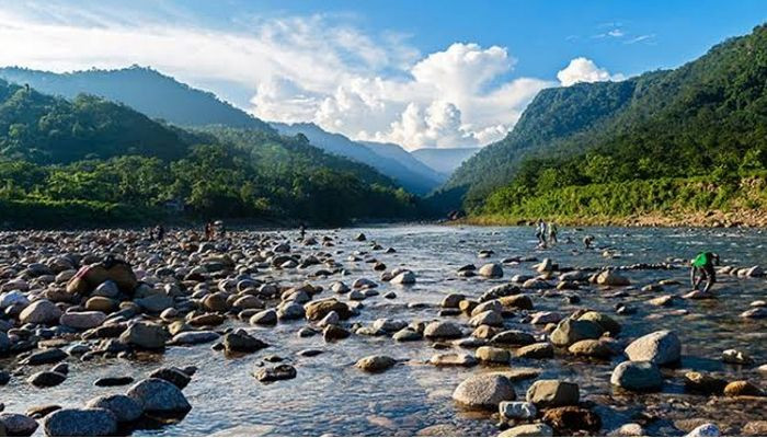 যাতায়াত দুর্ভোগে পর্যটক হারাচ্ছে বিছনাকান্দি
