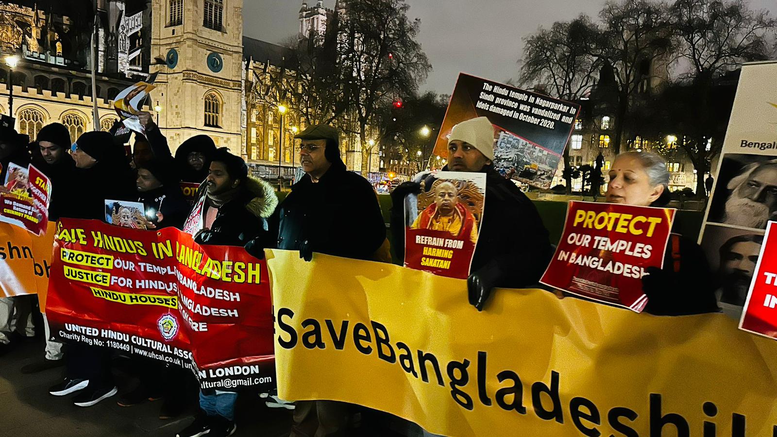 যুক্তরাজ্যের পার্লামেন্টের সামনে  বিক্ষোভ করেছে ব্রিটিশ হিন্দুরা 