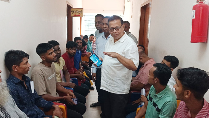 পাসপোর্ট অফিসে সেবাগ্রহীতাদের অভিজ্ঞতা শুনলেন এমদাদ হোসেন