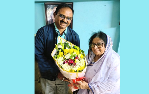 জয়া সেনগুপ্তকে এসইএসডিপি বিদ্যালয় ও কলেজ সভাপতির ফুলেল শুভেচ্ছা