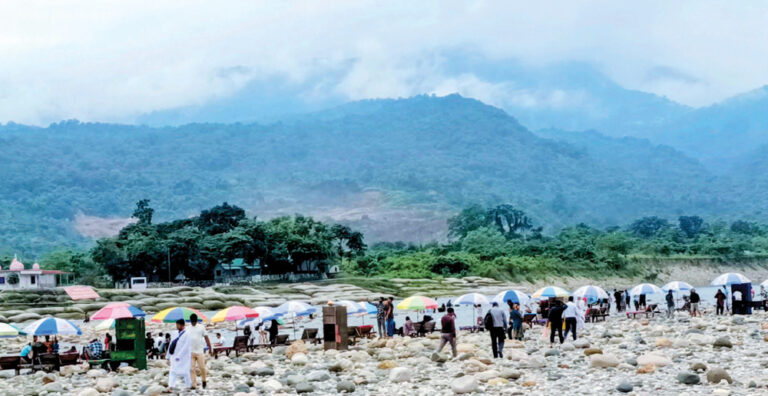 আপন সৌন্দর্যে ফিরছে সাদাপাথর