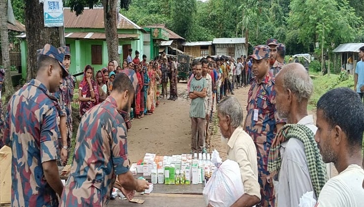 মৌলভীবাজারে বন্যার্তদের মাঝে বিজিবির ভ্রাম্যমাণ চিকিৎসাসেবা ও ওষুধ বিতরণ