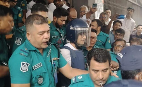দেশটাকে পুড়িয়ে ফেলছে ওরা: ব্যারিস্টার সুমন