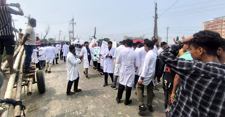 সুনামগঞ্জ মেডিকেল কলেজ হাসপাতাল চালুর দাবিতে সড়ক অবরোধ