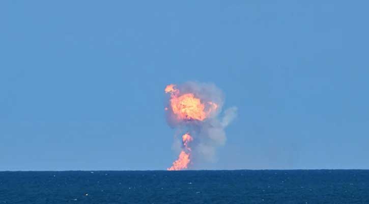 উড্ডয়নের মাঝপথে ভেঙে পড়ল ইলন মাস্কের মহাকাশযান