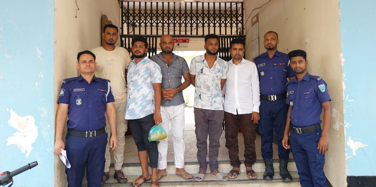 বালাগঞ্জে যৌথবাহিনীর অভিযানে ইয়াবা সহ আটক ৫