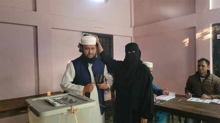 মাকে সঙ্গে নিয়ে ভোট দিলেন হাফিজ মাওলানা ফখরুল ইসলাম