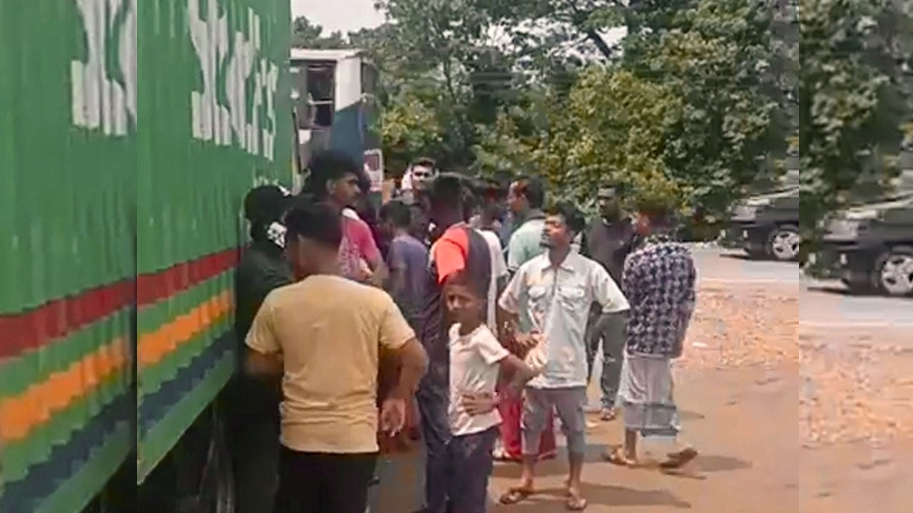 শান্তিগঞ্জে কাভার্ডভ্যানের চাপায় শিশু নিহত