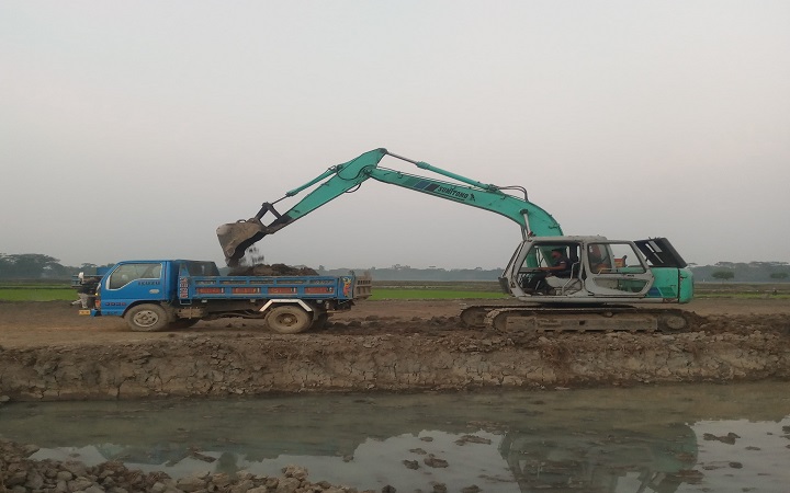 ওসমানীনগরে দেদারছে কাটা হচ্ছে ফসলি জমির মাটি