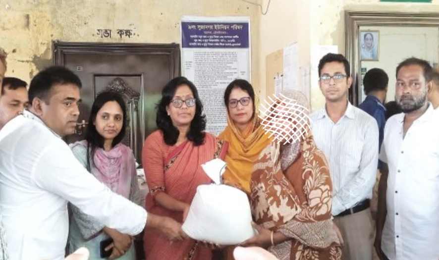 বড়লেখায় বন্যার্তদের মাঝে খাদ্যসামগ্রী বিতরণ