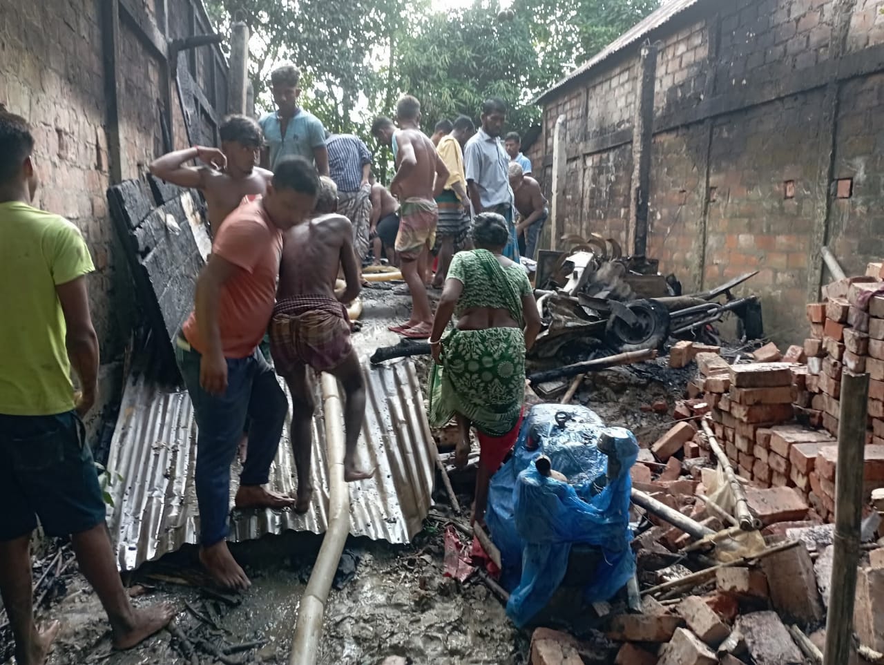 ধর্মপাশায় আগুনে পুড়ল কাঠমিস্ত্রির স্বপ্নভবন, নিঃস্ব পরিবার
