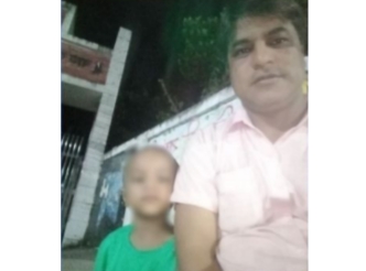 প্রকাশ্যে শিশুর গলায় ছুরি ধরে শিক্ষকের কাছ থেকে টাকা ছিনতাই