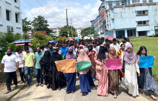 পদত্যাগের দাবিতে আজও উত্তাল সিকৃবি: খোঁজ নেই ভিসির