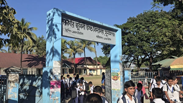 ক্লাস পার্টির কেক নষ্ট করায় শিক্ষার্থীকে মেরে রক্তাক্ত করলেন শিক্ষক