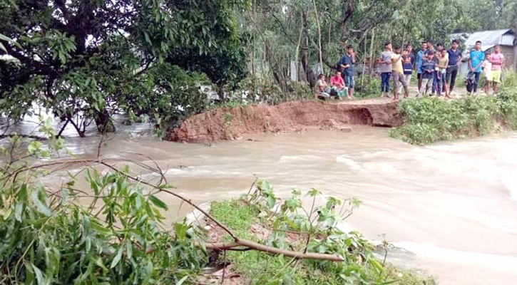 বাহুবলে করাঙ্গী নদীর বাঁধ ভেঙে গ্রাম প্লাবিত
