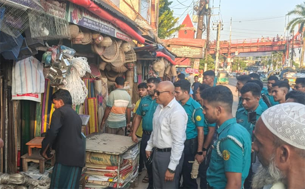 নগরীতে হকার উচ্ছেদ অভিযান