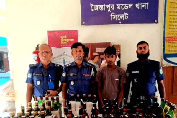 বালুবাহী ট্রাকে ৩ লাখ টাকার বিদেশি মদসহ আটক ১