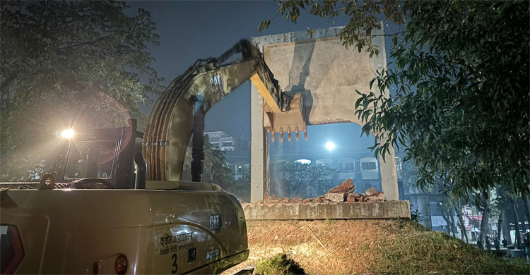 বুলডোজার দিয়ে গুড়িয়ে দেয়া হলো শেখ মুজিবুরে ম্যুরাল