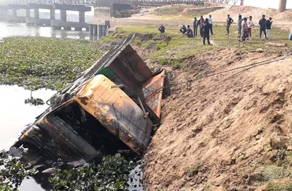 বেইলি সেতু ভেঙে নদীতে পড়ে যাওয়া ট্রাক ৫ মাস পর উদ্ধার