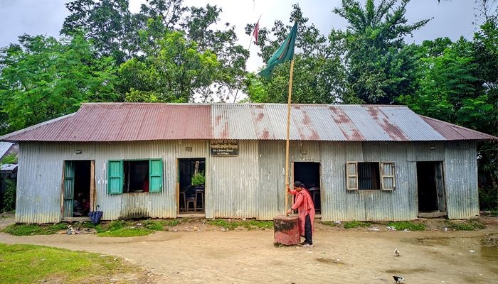 জাতীয়করণের এক যুগ পরও জরাজীর্ণ ভুরভুরিয়া প্রাথমিক বিদ্যালয়!